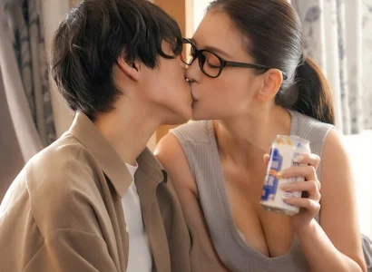 Anh chàng bị bạn gái cắm sừng được chị hàng xóm an ủi bằng tình cảm