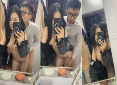 Hai sinh viên trẻ đang quan hệ nhau trước gương