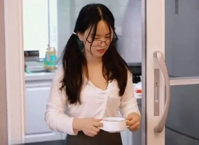 Cô gái trẻ trong khi người quen trong xóm chén